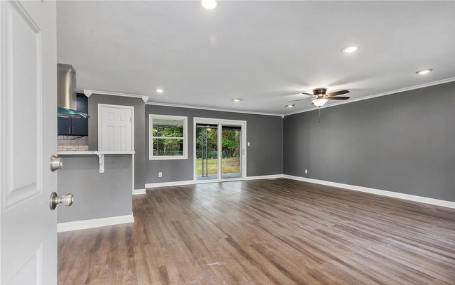 Building Photo - Lakewood 3 Bedroom - Modern Comfort and St...