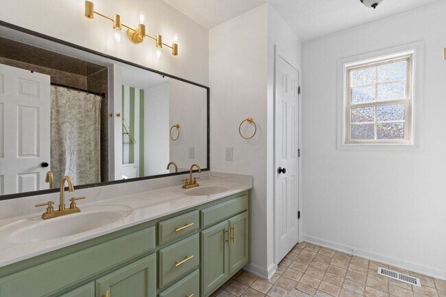 Building Photo - Beautiful Clarksville Home - Great Location!