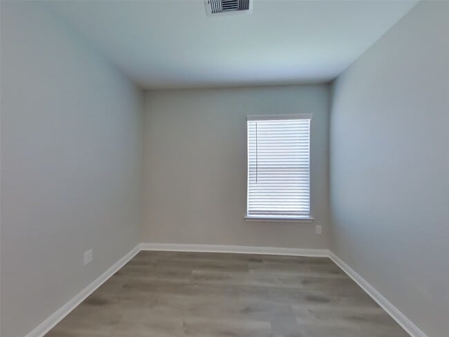 Building Photo - 23020 Shakespeare Dr
