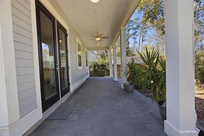 Building Photo - 15 Beacon Point Dr