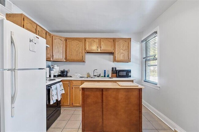 Building Photo - 858 Western Ave