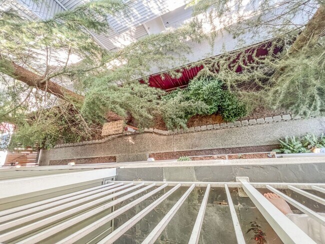 Building Photo - 2Bd/1.75Ba Seattle Condo