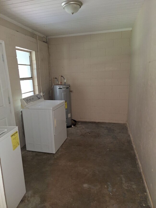 Building Photo - To schedule a Showing or Submit an Applica...