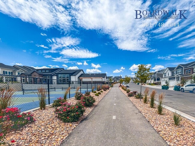 Building Photo - Spacious 3 bed in Quiet Community