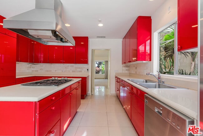 Building Photo - 811 N Hillcrest Rd