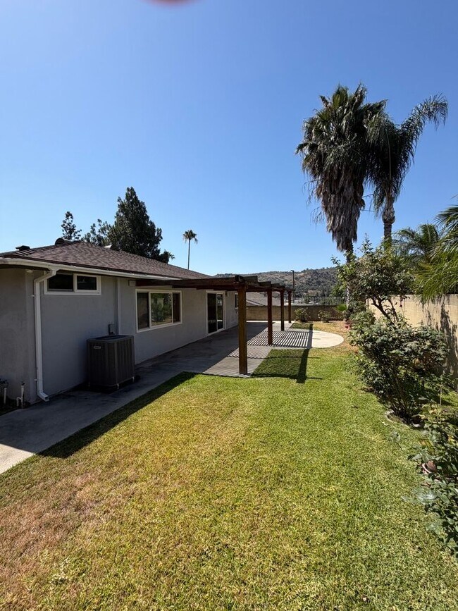 Building Photo - Beautiful 3 Bedroom Home in Avocado Heights