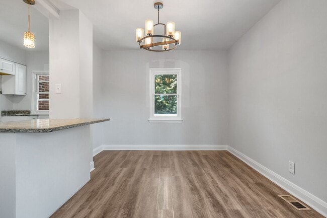 Building Photo - Newly Renovated 3 Bedroom 2 Bathroom in