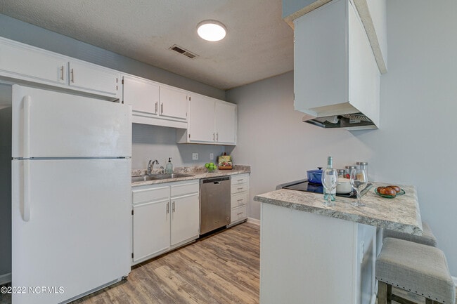 Building Photo - 617 Varsity Dr
