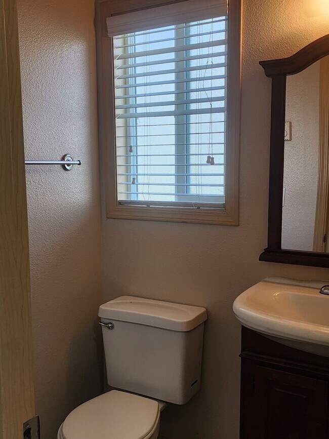 Building Photo - HALF  OFF  1ST  FULL  MONTH'S  RENT   Pet-friendly Townhouse Near Parks and Downtown Newberg - Sh...