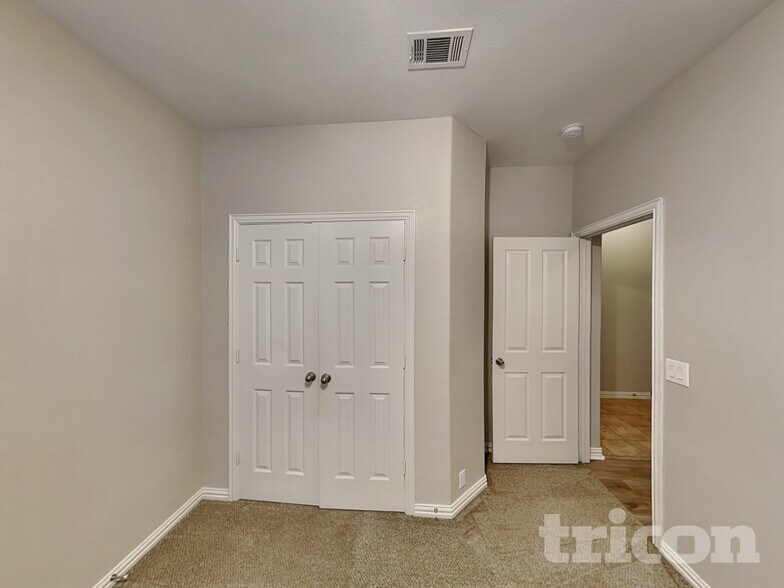 Building Photo - 225 Bison Meadow Dr