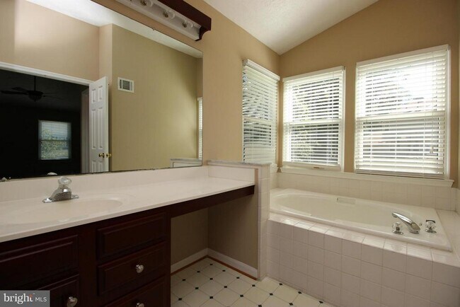 Building Photo - 66 Larkwood Ct