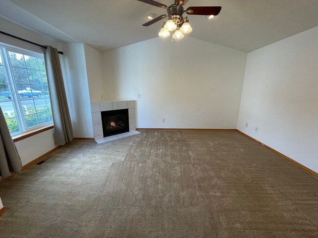 Building Photo - 1337 NW Redwing Dr