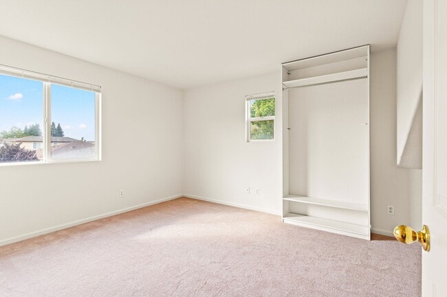 Building Photo - Modern 4 Bed Home with Office, AC, Garage,...