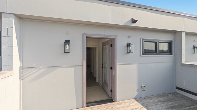 Building Photo - 6227 S Ellis Ave