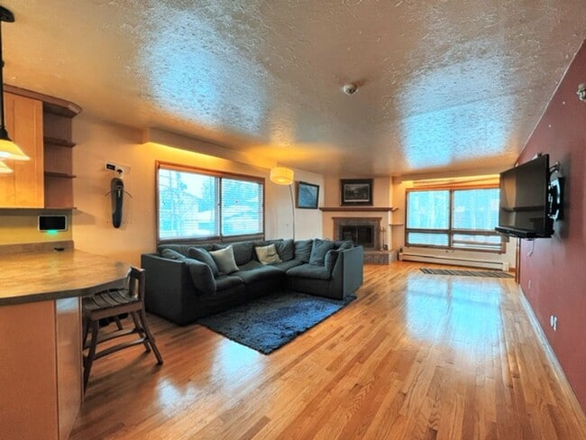 Building Photo - Spacious Midtown Two Bedroom with Utilitie...