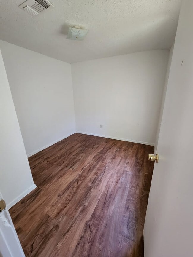 Building Photo - 1213 E Shaw St