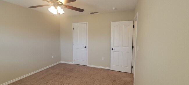 Building Photo - SPECTACULAR NEWER HOME, FIREPLACE, FORMAL ...