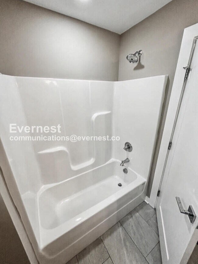 Building Photo - Limited Time Special Offer! / 3 Bed/2.5 Bath Townhome with Off-Street Parking / Pet-Friendly / Av...