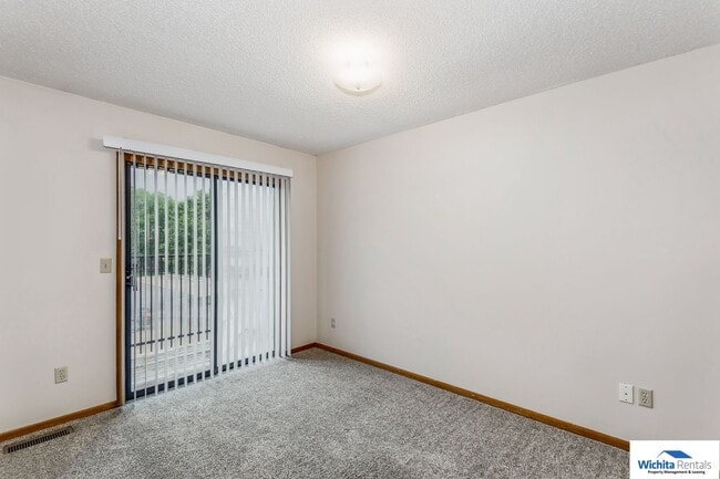 Building Photo - Beautiful town home in south east Wichita!