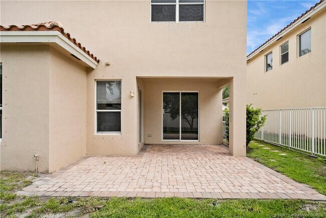 Building Photo - 2736 SW Butterfly Ln