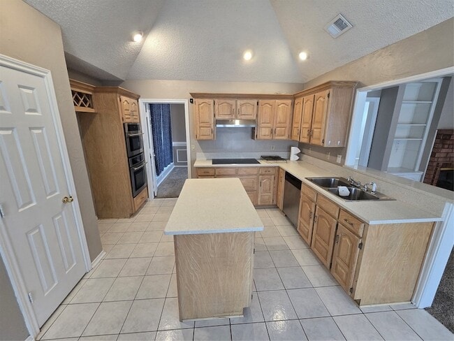 Building Photo - 2609 Classic Ct E