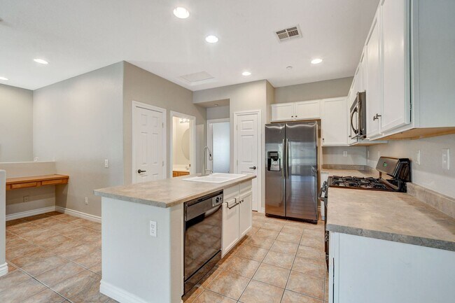 Building Photo - Gorgeous Three Bedroom in the Northwest!