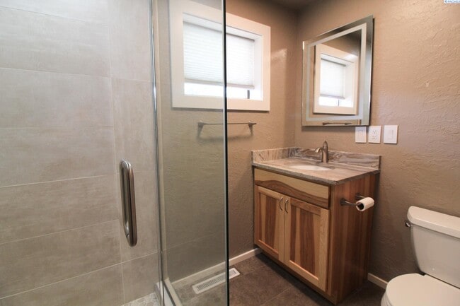 Building Photo - 4 BD, 4 BA House in Kennewick- Views of th...