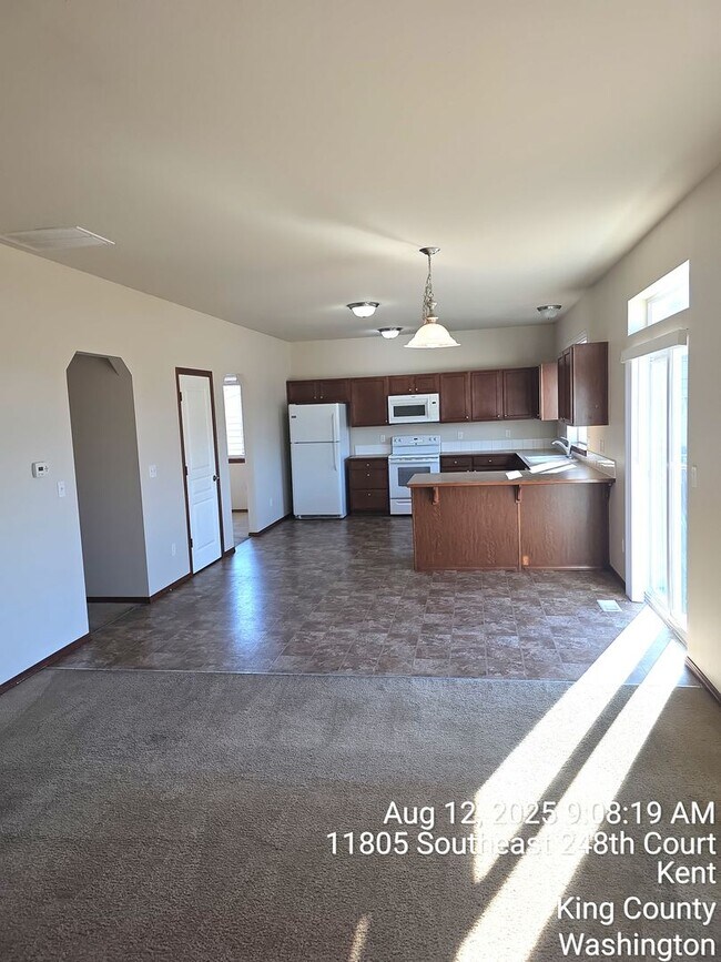 Building Photo - East Hill Kent 4 bedroom 2.5 bathroom with...