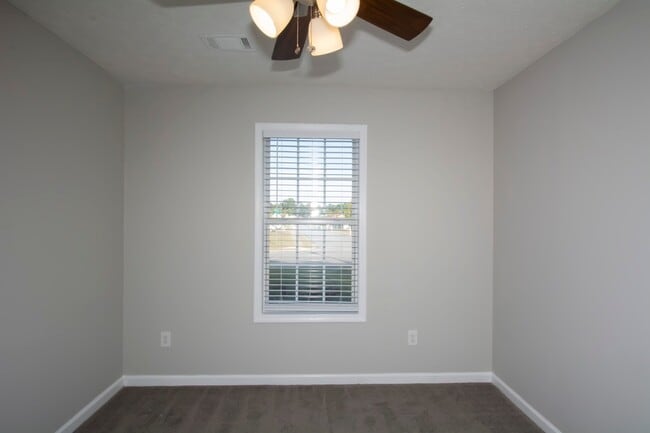 Building Photo - BEAUTIFUL 3 BEDROOM / 2 BATH HOME WITH PRIVACY FENCE!