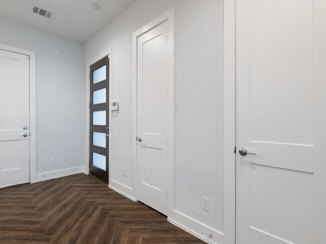 Building Photo - "Charming 4-Bed Houston Haven with Elegance on East 32nd Street!"