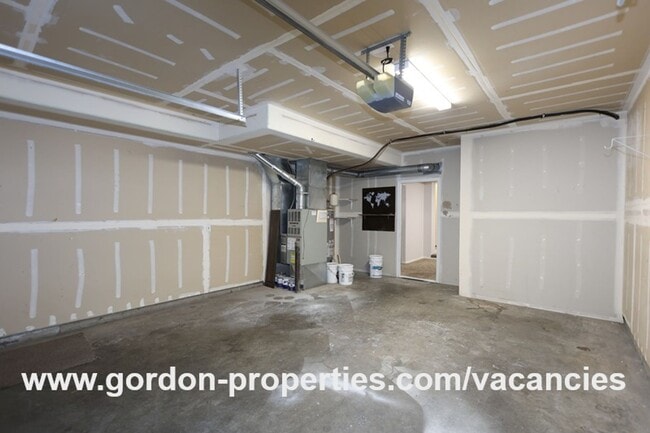 Building Photo - NE Halsey St - Gresham 2 bedroom townhouse with den/office