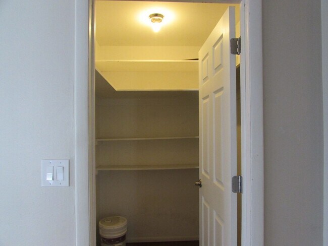 Building Photo - Cozy 2 Bed 1 Bath Lakeside Drive Condo- APPLICATION PENDING