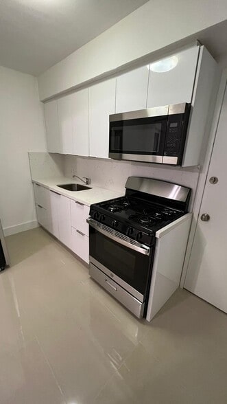 Building Photo - 7821 Byron Ave