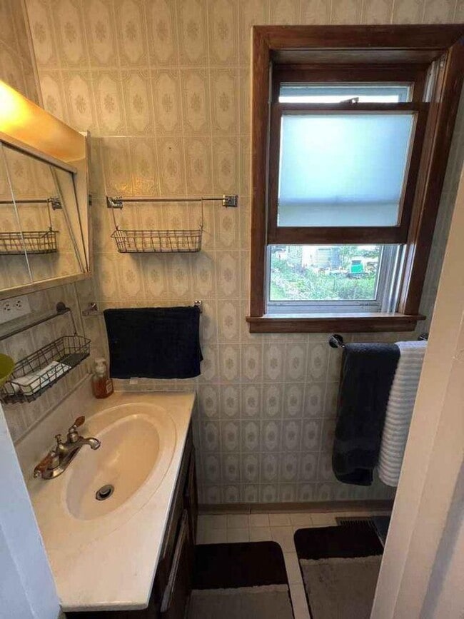 Building Photo - Fully furnished 3 bedroom 1 bathroom house!