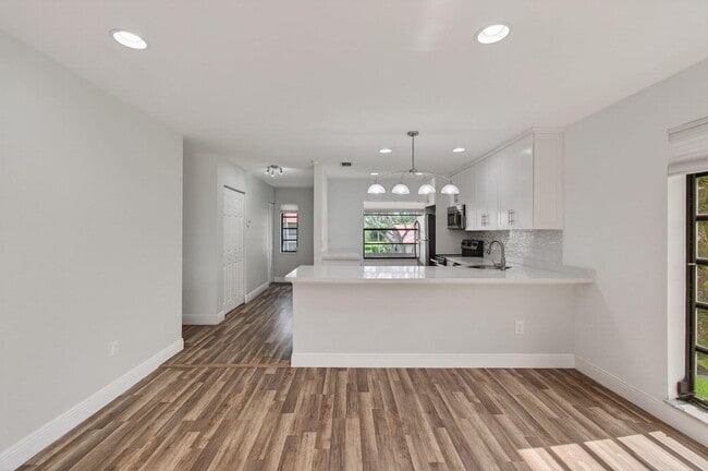 Building Photo - 8536 Casa Del Lago