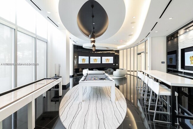 Building Photo - 851 NE 1st Ave