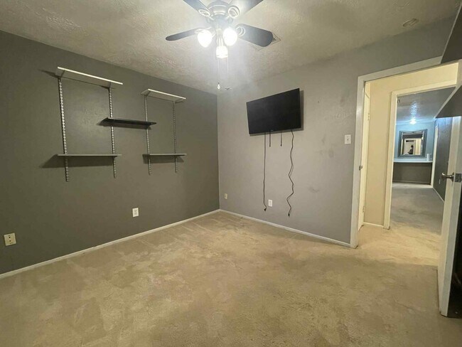 Building Photo - 447 El Toro Ln