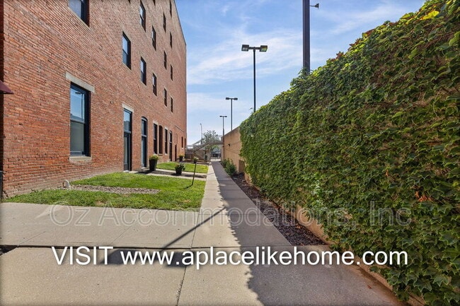 Building Photo - 609 Central St