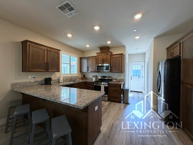 Building Photo - Modern Roseville Living – 3 Bed | 2.5 Bath |