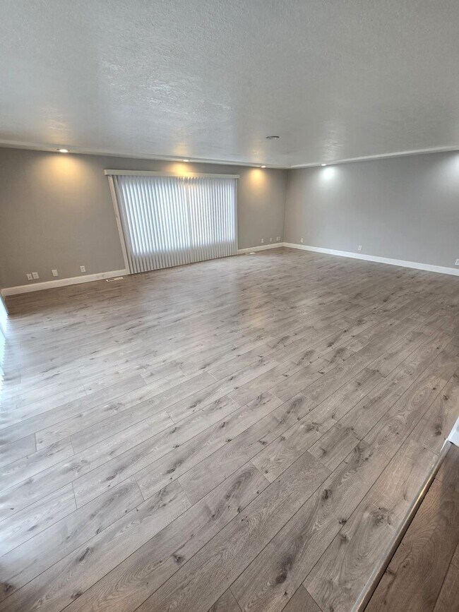 Building Photo - HUGE Bonus room ! Remodeled !  Hardwood Flooring Throughout & New Carpet in Bedrooms, Tile, Grani...