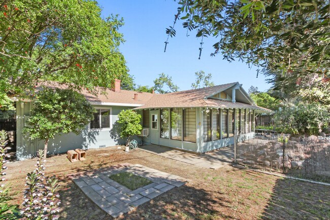 Building Photo - 4 Bedroom 3 Bathroom in Central Davis - Immediate Move-In