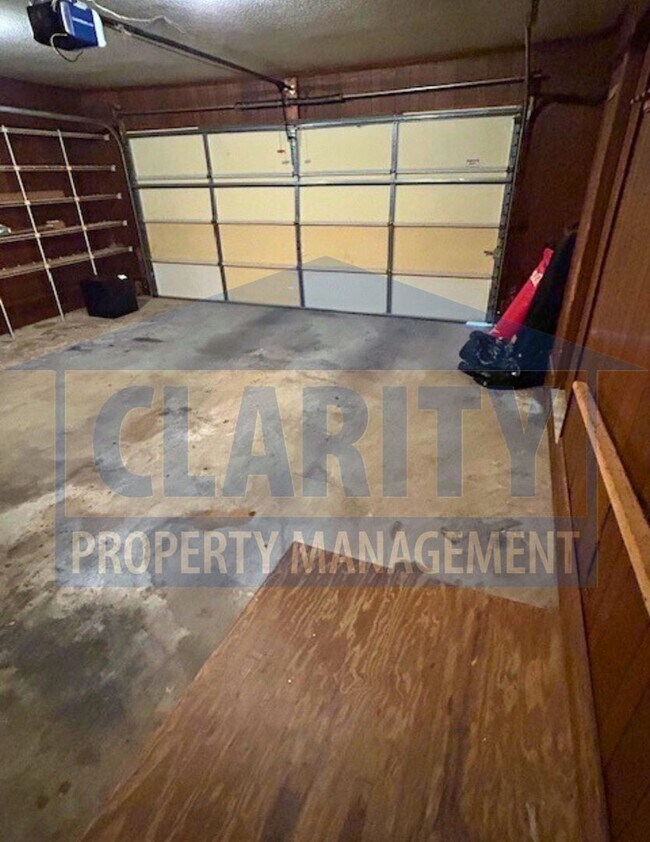 Building Photo - Great one level home with double garage!