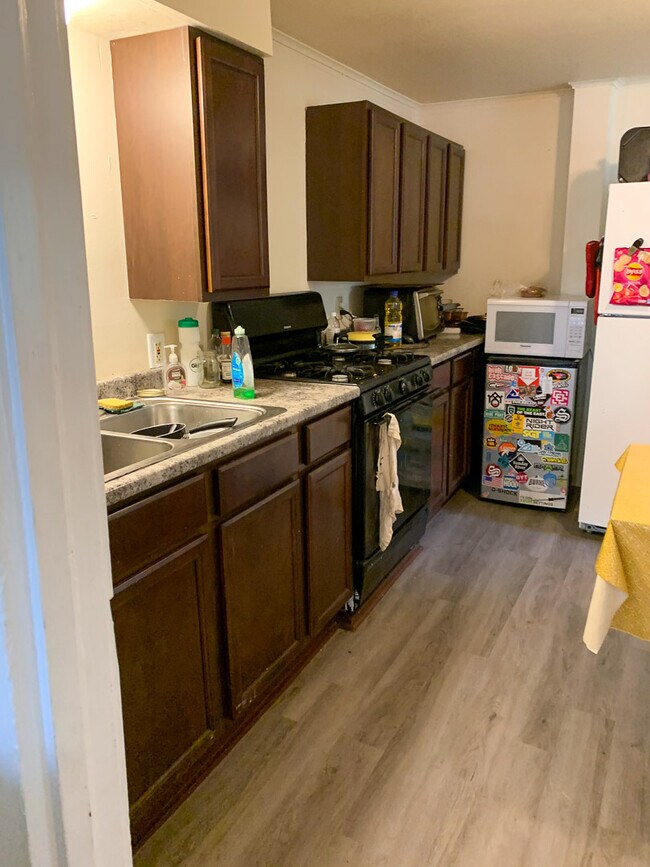 Building Photo - 312 Colchester Ave