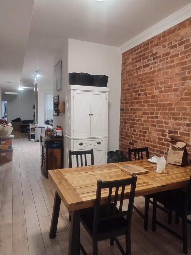 Building Photo - 492 Broadway