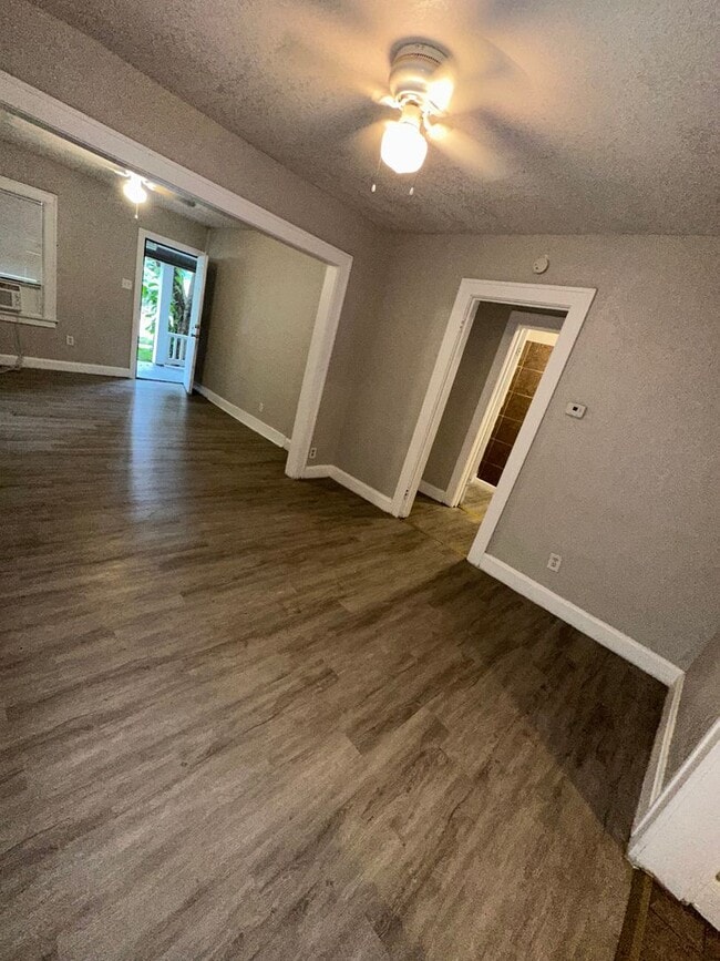 Building Photo - 2 Bedroom 1 Bath