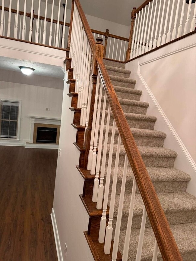 Building Photo - Elegant Two-Story Living – 5 Beds, 2.5 Baths