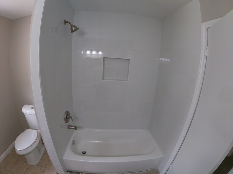 Bath Room - 2614 N Woodloch St