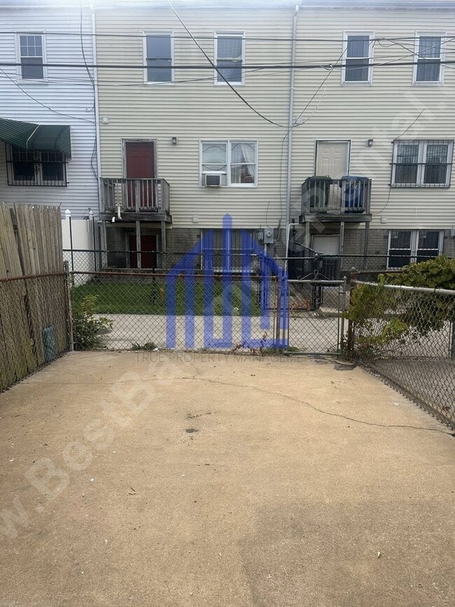 Building Photo - Coming Soon!!!!!! 2 Bedroom in West Baltimore