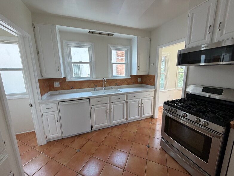 Kitchen - 8349 W 4th St