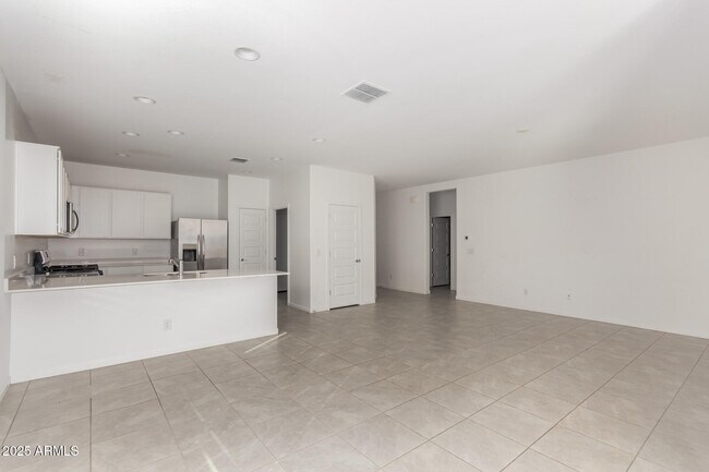 Building Photo - 3233 Juniper Cyn Dr